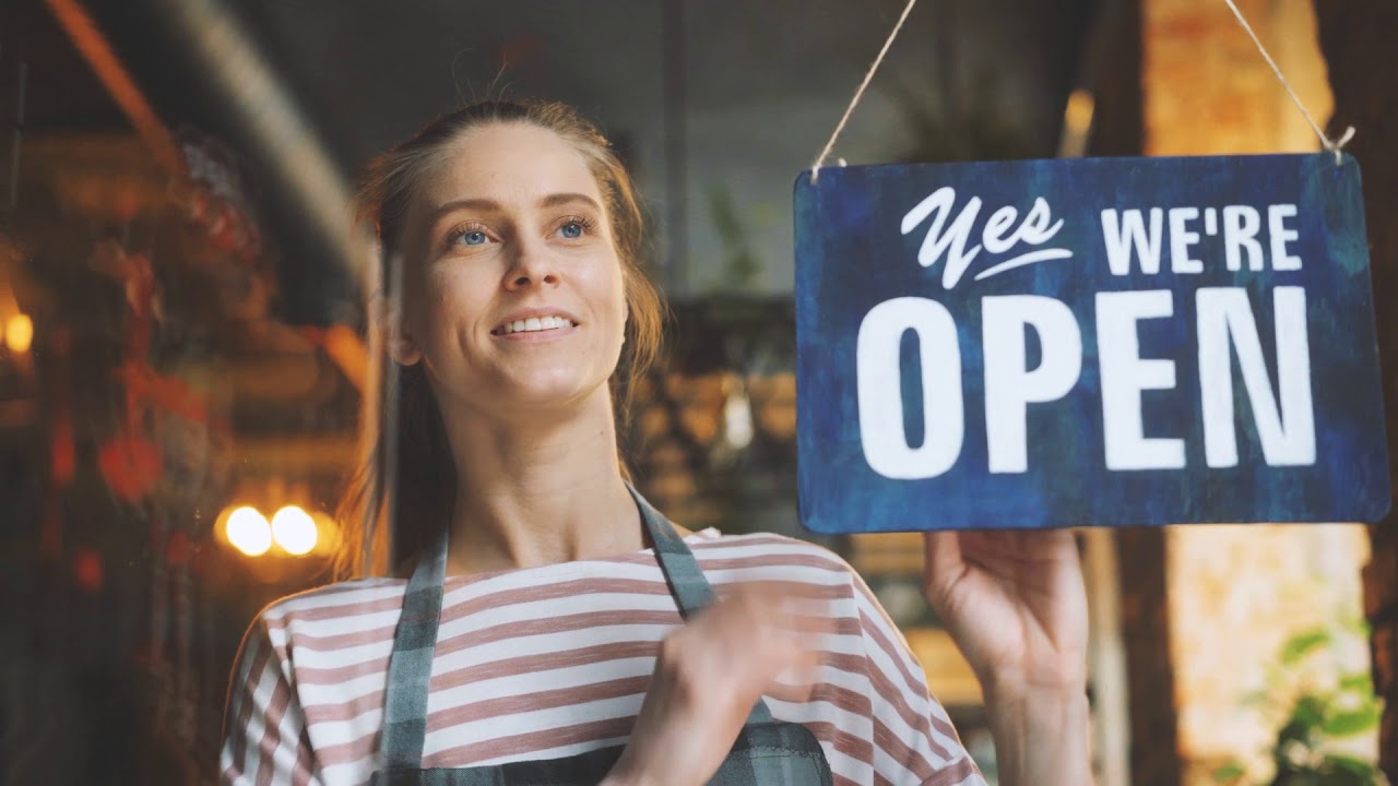 Immagine nsegna di un negozio con la scritta Yes We’re Open! 