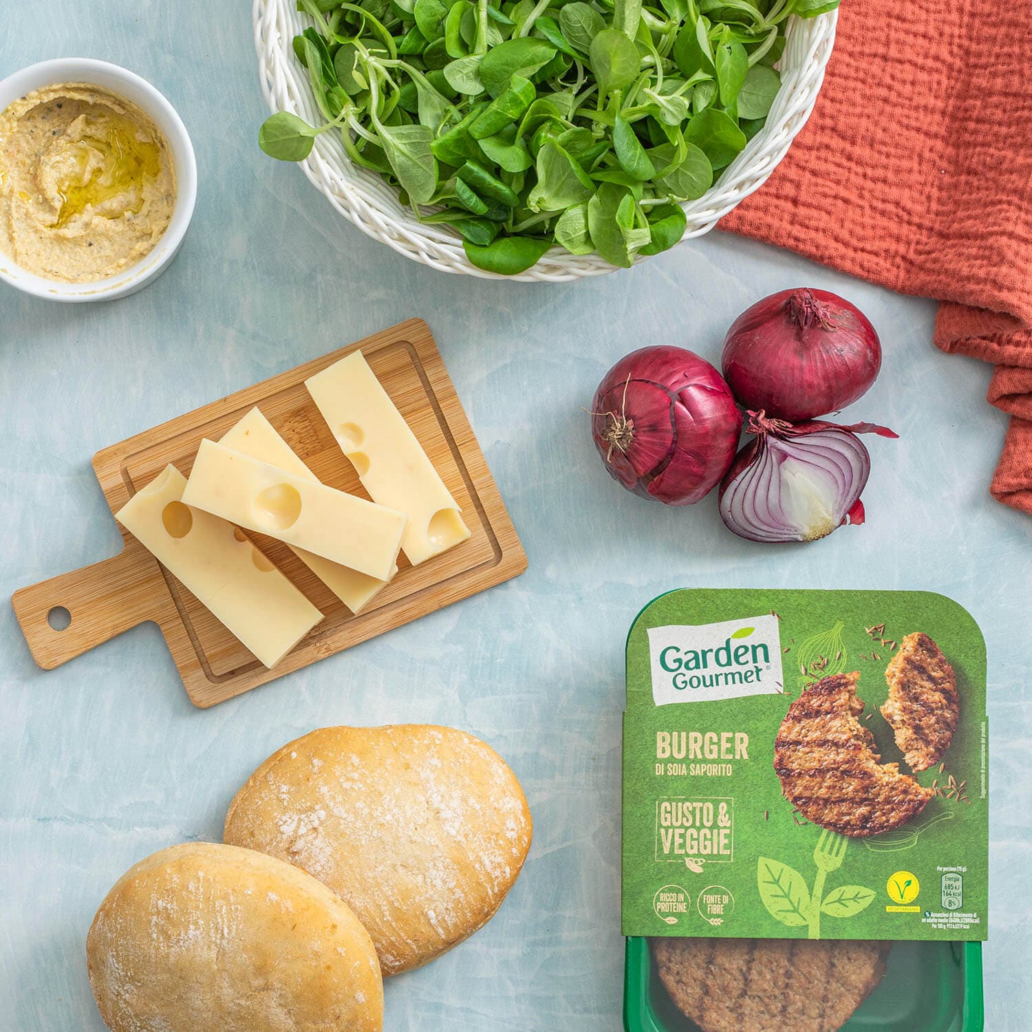  Ingredienti di burger con cipolle caramellate su tavola visti dall'alto