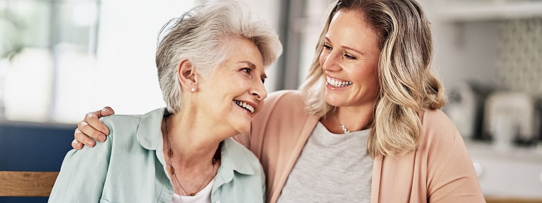 Mamma e figlia che si abbracciano contente