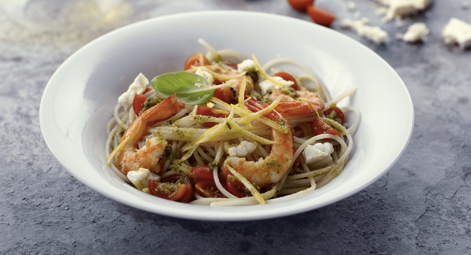 Spaghetti di riso croccanti al sesamo con gamberi e pesto Buitoni