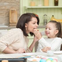 Mamma e figlia fanno merenda