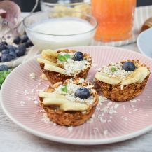 Cestini di avena con yogurt all'orzo e scaglie di cioccolato bianco