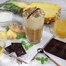 Smoothie all'ananas e orzoro con scaglie di cioccolato fondente