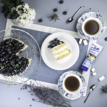 Torta naked cake con mirtilli, latte condensato Nestlé e tè