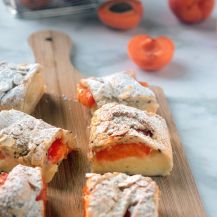 Fette di Strudel con crema pasticcera e albicocche