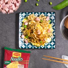 Piatto di Noodles con pollo alla cantonese , piselli e uova