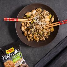 Piatto di Yakisoba classico con pollo, zenzero e sedano con bacchette giapponesi