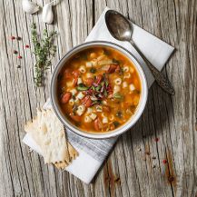 Piatto di pasta e fagioli classica insaporita con brodo Maggi