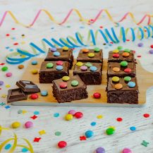 Brownies al cioccolato ricoperti di smarties colorati