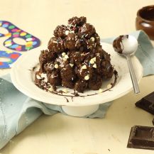 Piatto di struffoli al cioccolato fondente