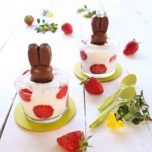 Mousse al cocco con fragole e KitKat Bunny