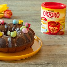 Una ciambella al cioccolato decorata con uova di pasqua colorate