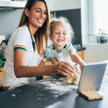 Mamma e Figlia Giocano Insieme in Cucina