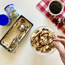 Vaschetta e coppa di gelato variegato al caffè