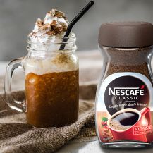 Bicchiere di granita di caffè con panna e Nescafé