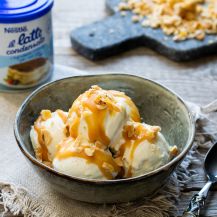 Coppetta di gelato allo yogurt con salsa al caramello salato e croccante di nocciole