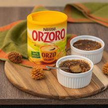 Confezione di Orzoro sul tavolo con due porzioni di Crème Brûlée in tazze bianche