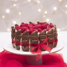 KitKat Santas Cake su alzatina e guarnizioni natalizie