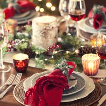 Tavola natalizia con decorazioni rosse