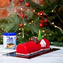 Tronchetto di Natale con confezione di latte condensato Nestlé e addobbi natalizi