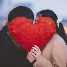 Ragazzi giapponesi si baciano dietro un cuore rosso a San Valentino