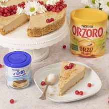 Fetta di cheesecake con latte condensato e crema di Orzoro