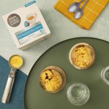 Bicchieri con affogato al caffè visti dall'alto e capsule Dolce Gusto Espresso Palermo accanto