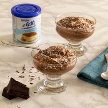 2 coppe di vetro con mousse al cacao e scaglie di cocco tocco di cioccolato fondente e confezione latte condensato Nestlé accanto