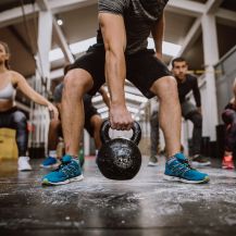 Uomo che si allena con Kettlebell