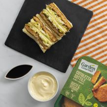 Katsu Sando veggie su lastra di lavagna e confezione cotoletta Garden Gourmet accanto visti dall'alto