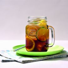 Bicchiere di Cold Brew con fette di lime e limone 