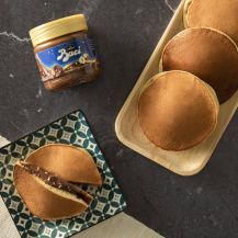 Foto dall'alto di Doroyaki sulla tavola con crema spalmabile Baci Perugina