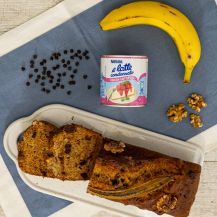 Banana Bread visto dalla alto con il Latte Condensato Nestle noci e gocce di cioccolato