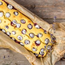 Plumcake alla ciliegia servito sul tavolo