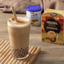 bicchiere di bubble coffe preparato con nescafé e il latte condensato su tavolo