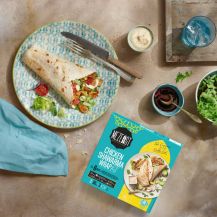 Shawarma Wrap mezeast su piatto con confezione del prodotto e condimenti