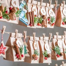 Sacchettini numerati con decorazioni natalizie