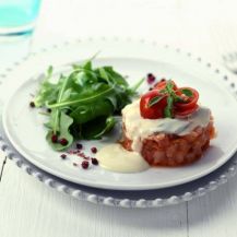 Tartare di salmone in salsa ai funghi e rucola