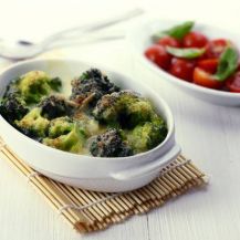 Gratin di broccoli servito su una teglia di ceramica 