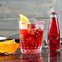 cocktail con Sanbitter rosso e spicchi di arancia 