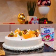 Torta Mont Blanc con decorazioni di frutta e il latte condensato nestle