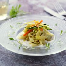 Cappelletti al prosciutto crudo con crema di bufala e verdure