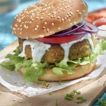 Hamburger con falafel, cipolle, pomodoro, insalata e salse