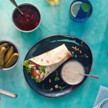 Wrap con falafel, salsa tahini e verdure