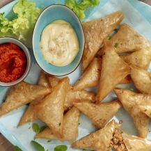 Samosa di pollo Shawarma con salse