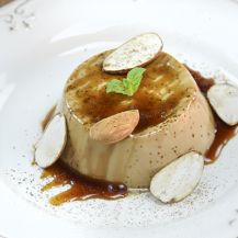 Crème caramel d'orzo con mandorle dolci