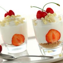 Coppa di frutta e Perugina® gocce di cioccolato bianco 	