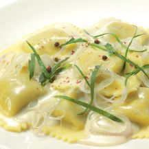 Ravioli cremosi ai funghi porcini in fonduta allo zafferano