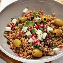 Insalata di farro con pomodori secchi feta olive e melograno