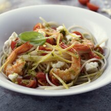 Spaghetti di riso croccanti al sesamo con gamberi e pesto Buitoni 